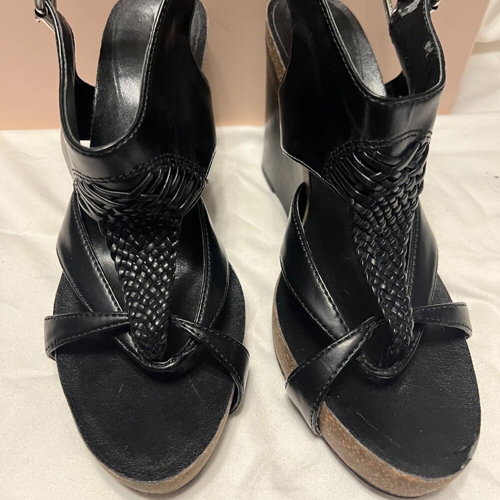 BCBG BLACK WEDGE/PLATFORM SANDALS SIZE 7